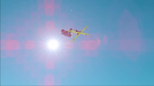 Медленное Движение Молодой Спортсмен Прыгает Большой Воздух Снежном Парке Горнолыжном — стоковое видео