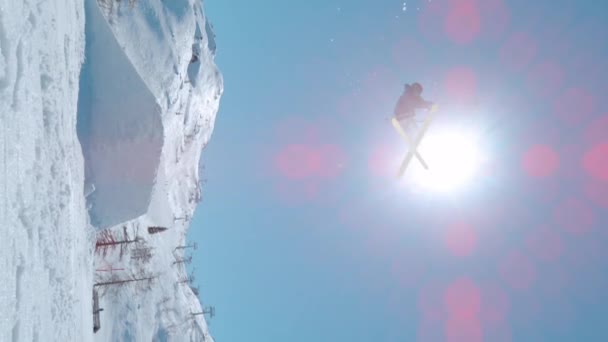 Slow Motion Freestyle Skidåkare Flyger Genom Luften Och Utför Grip — Stockvideo