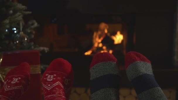 Close Couple Feet Christmas Socks Pattern Relaxing Fireplace Man Woman — Vídeo de Stock