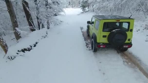 2022年3月 Ljubljana Slovenia 小型オフロード車雪に覆われた森林地帯を探索するジミー鈴木 冬の雪道に沿って田舎を移動ミニ四輪Suv車 — ストック動画