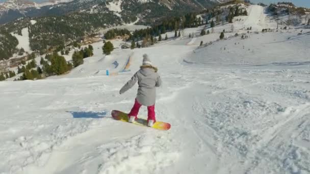 Young Female Learning Ride Snowboard Making Turns Snowy Ski Slope — Vídeo de Stock