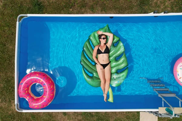Caucasian Female Black Bikini Relaxes Her Garden Pool Sunny Summer — Stockfoto
