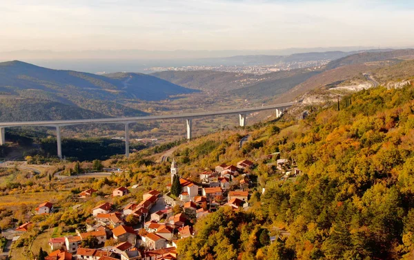 飞越一个小村庄 飞往秋天色彩斑斓的斯洛文尼亚乡村一座令人惊叹的公路桥 在令人叹为观止的Crni Kal高架桥下 俯瞰着秋天的彩色风景 — 图库照片