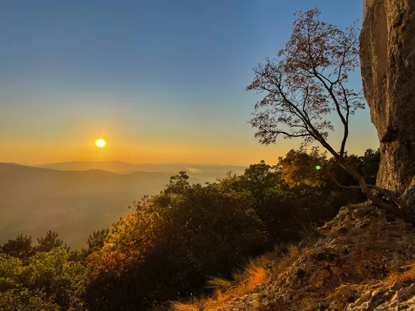 Lens Flare Golden Autumn Evening Sun Shines Famous Rock Climbing — Stok fotoğraf