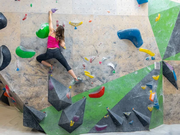 Agile Climber Navigates Colorful Holds While Scaling Challenging Boulder Route — Zdjęcie stockowe
