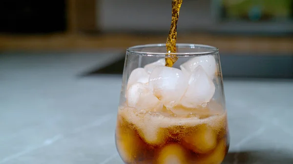 Close Dof Bubbling Black Colored Soda Gets Poured Ice Cubes —  Fotos de Stock
