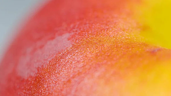 マクロ Dof ダイニングテーブルの上に座って熟した有機桃の詳細なショット 繊細なファズは 有機桃の皮を覆っています ジューシーな桃を間近で見ることができます おいしい夏の果物 — ストック写真