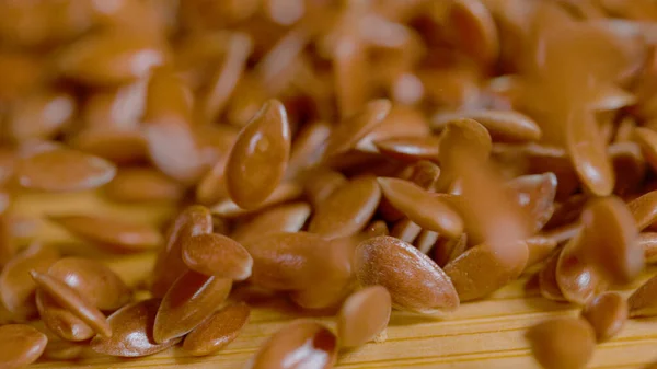 Macro Dof Detailed Shot Tiny Flaxseeds Falling Wooden Kitchen Table — Stock Photo, Image
