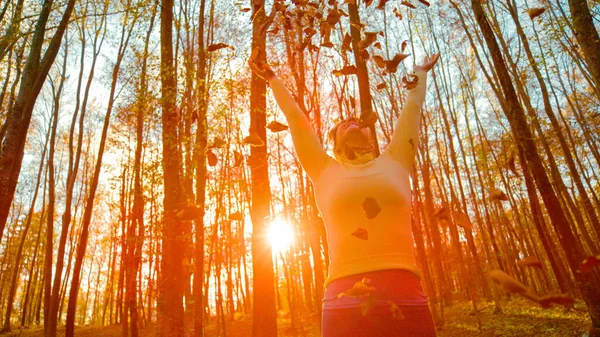 Carefree Female Hiker Plays Crunchy Fallen Leaves Sunny Autumn Evening — Φωτογραφία Αρχείου