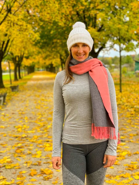 Happy Caucasian Woman Smiles While Exploring Fall Colored Park Cold — Φωτογραφία Αρχείου