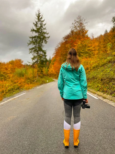 Woman Photographer Finds Inspiration Autumn Road Trip Young Female Photographer — Stock Photo, Image