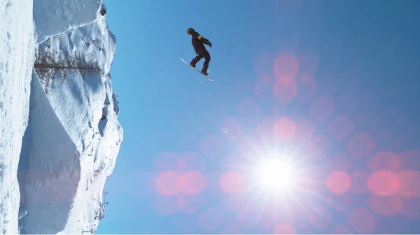 Vertical Lens Flare Spectacular Shot Male Snowboarder Jumping High Air — Stock Photo, Image