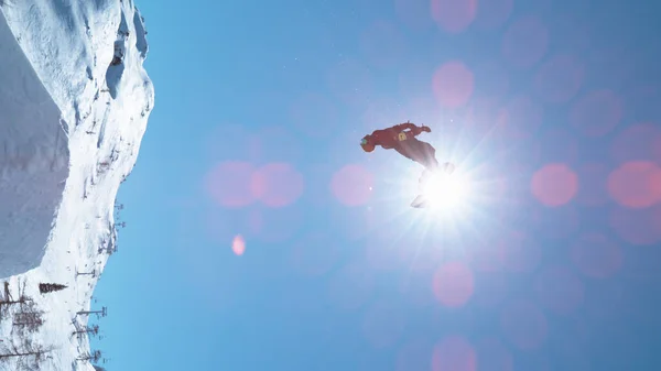 Vertical Lens Flare Fearless Male Tourist Snowboarding Fun Park Does — Stock Photo, Image