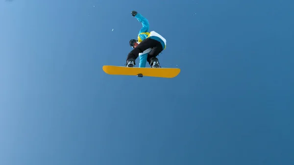 Spectacular Shot Young Snowboarder Jumping High Air Doing Extreme Aerial — Stock Photo, Image