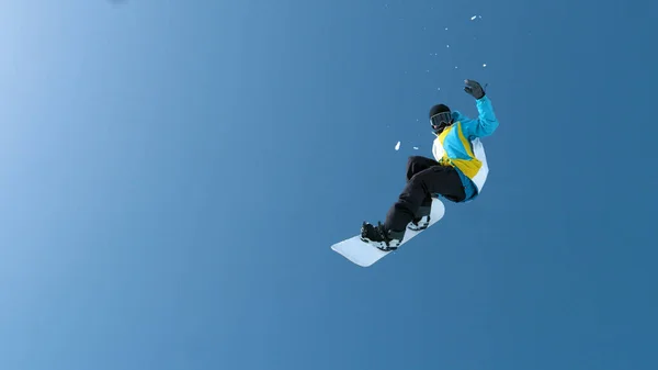 Bottom Athletic Male Snowboarder Does Spectacular Grab Trick High Air — Stock Photo, Image
