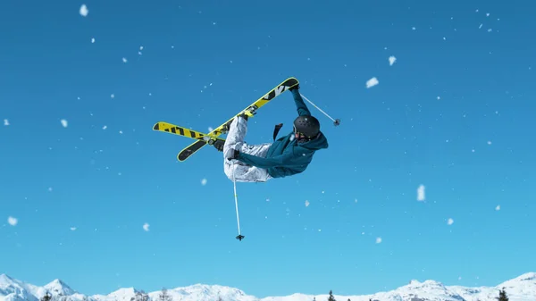 スロベニアアルプスでのフリースタイルスキーは空中に飛び込み グラブトリックを実行します キッカーから飛び降り巨大なスタントを行う若い男性スノーボーダーの壮大なショット — ストック写真