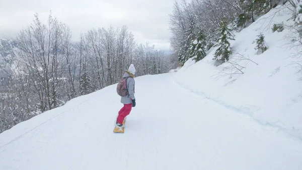 Woman Snowboards Ski Resort Slope Leading Forest Offering Breathtaking View — Fotografia de Stock