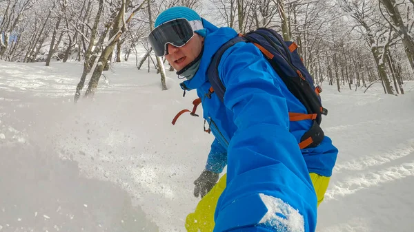 Selfie Actieve Mannelijke Toeristische Snowboards Tussen Bomen Versnippert Verse Poedersneeuw — Stockfoto