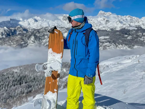 Close Dof Young Caucasian Man Observes Wintry Mountains Snowboarding Piste — Stockfoto