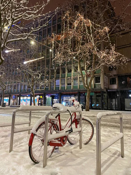 Vertical Old Bicycle Chained Railing Covered Fresh Snow Blizzard Passes — Stock Photo, Image