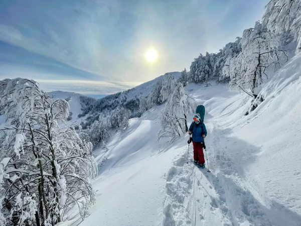 Female Freeride Snowboarder Stops Observe Picturesque Scenery While Snowshoeing Hiking — Foto de Stock