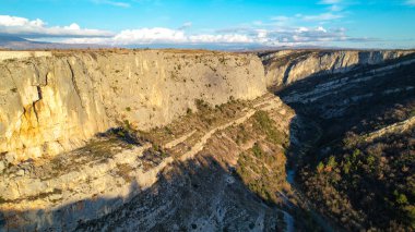 Muhteşem kireçtaşı manzaralı muhteşem güneş ışığı duvarları Cikola Kanyonu. Cikola Kanyonu 'nun yukarısındaki cennetin yüksek açılı manzarası. Karst oluşumunun jeomorfolojik fenomeni.