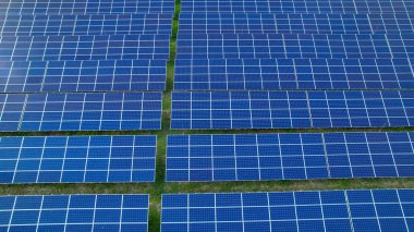 Etkili elektrik üretimi için sayısız güneş paneli dizdim. Daha sürdürülebilir bir gelecek için güneş enerjili teknoloji. Elektrik üretmek için fotovoltaik enerji santrali.