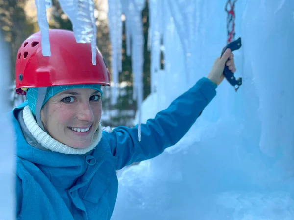 Portrait Close Dof 氷の高くそびえる凍結滝を登る前に陽気な若い白人女性が笑顔 美しいスロベニアの山々に氷の壁を登る準備をする喜びの女性観光客 — ストック写真