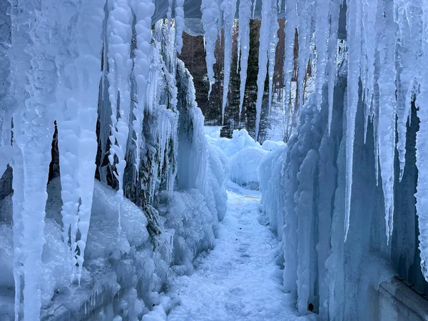 Sharp Long Icicles Hang Empty Snowy Walkway Weaving Idyllic Wintry — Zdjęcie stockowe