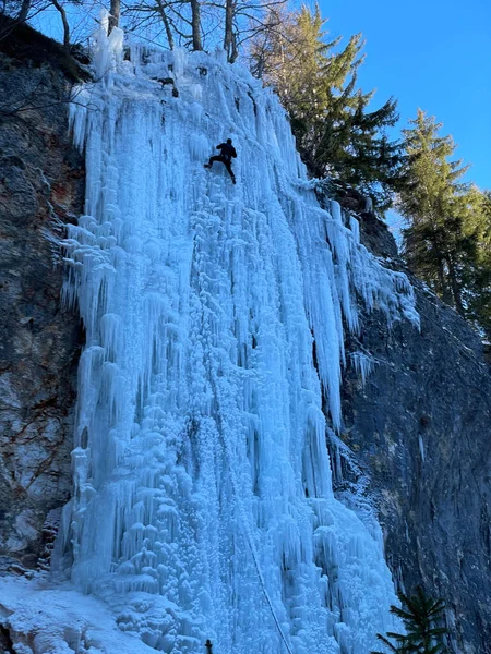 Vertical Unrecognizable Athletic Man Ice Climbs Stunning Frozen Waterfall Young — 图库照片