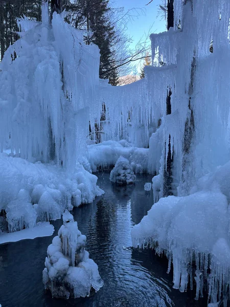 Vertical Gorgeous Hanging Icicles Stunning Ice Formations Surround Small Mountain — Zdjęcie stockowe