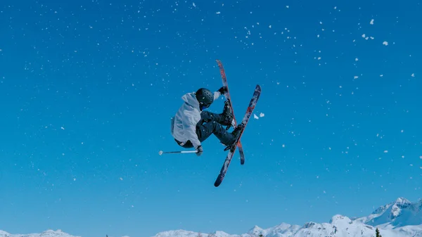 Expert Freestyle Skier Rides Kicker Does Breathtaking Trick Sunny Day — Foto de Stock