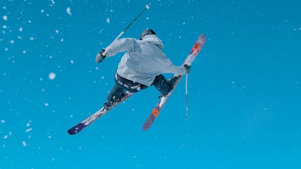 Athletic Male Tourist Rides Big Snowpark Kicker Vogel Does Spectacular — Stockfoto