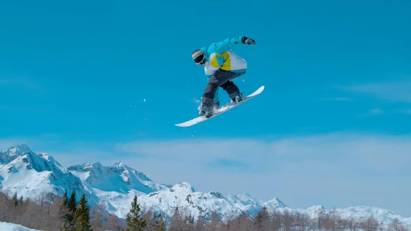 Spectacular Shot Snowboarding Pro Doing Rotating Grab Stunt While Training — Stock Photo, Image