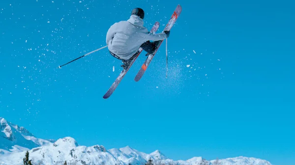 Male Freestyle Skier Leaves Snow Trail Taking Kicker Doing Challenging — Foto de Stock