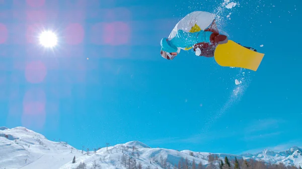 Lens Flare Male Snowboarder Jumps High Air Does Stunning Rotating — Stock Photo, Image