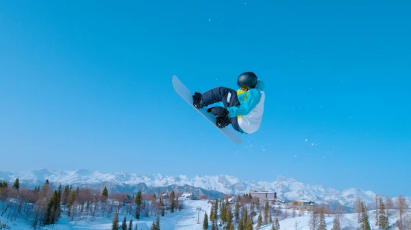 Athletic Snowboarder Takes Air Performs Spinning Grab Trick While Enjoying — Foto de Stock