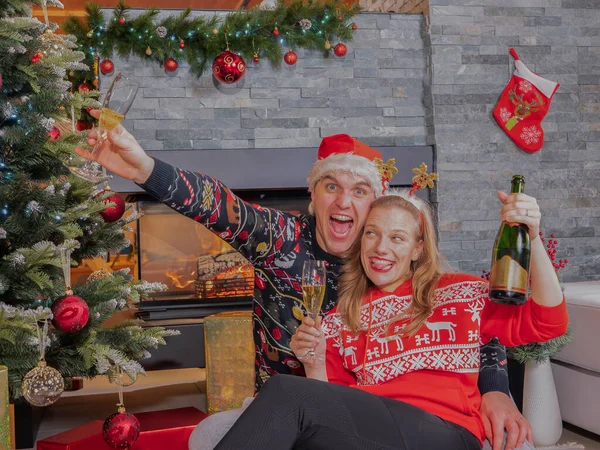 Close Portrait Funny Young Couple Getting Drunk Champagne Celebrating Christmas — 图库照片