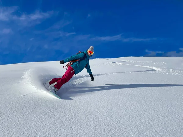 Cheerful Female Snowboarder Sprays Fresh Powder Snow While Riding Piste — Stock Photo, Image
