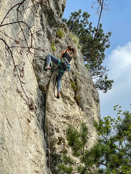 Vertical Bottom Young Woman Top Rope Rock Climbs Towering Cliff — Foto de Stock