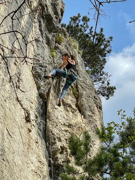 Vertical Bottom Athletic Female Tourist Climbing Rocky Wall Crni Kal — Stock Photo, Image