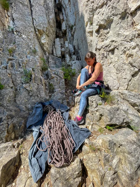 Vertical Young Female Climber Sitting Large Rock Ties Her Climbing — Foto de Stock