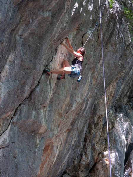 Vertical Active Female Tourist Top Rope Climbs Rocky Wall Sunny — Foto de Stock