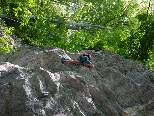 Bottom Young Woman Top Rope Rock Climbs Towering Cliff Slovenia — Foto de Stock