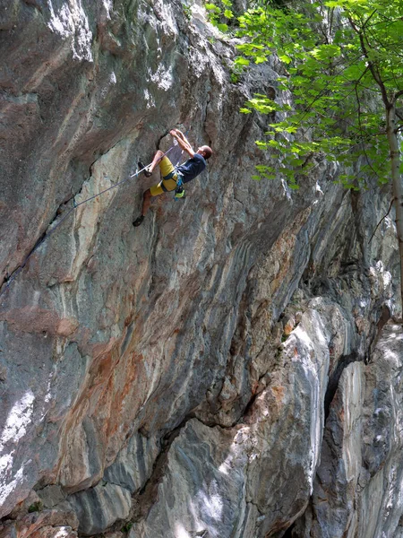 Vertical Nimble Man Top Rope Climbs Challenging Rocky Wall Idyllic — Stock Photo, Image