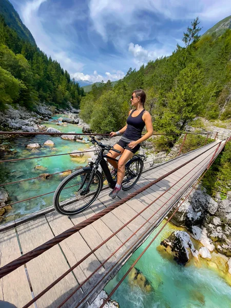 Vertical Female Traveler Biking Soca River Valley Observes Turquoise Stream — Stockfoto
