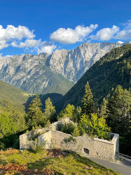 Vertical Ancient Ww1 Outpost Overlooks Golden Lit Mountains Picturesque Slovenian — Stockfoto