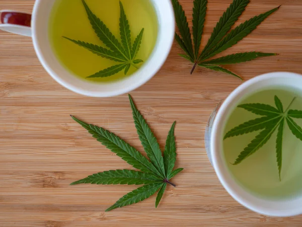 Brewing Two Cups Therapeutical Homegrown Indica Weed Tea Fragrant Medicinal — Stockfoto