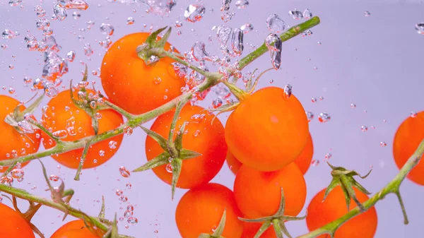 Close Underwater Vibrant Red Cherry Tomatoes Fall Crystal Clear Fresh — Stockfoto