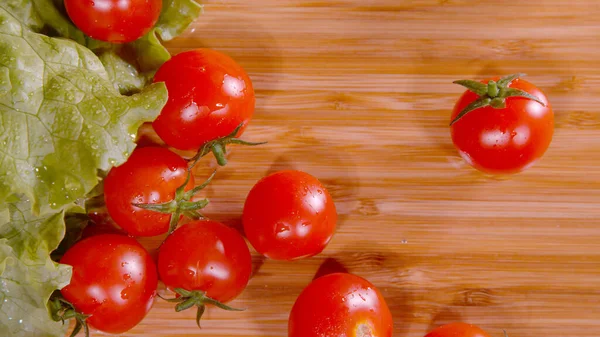 Macro Dof Cinematic Shot Shiny Wet Tomatoes Falling Rolling Wooden — Stockfoto